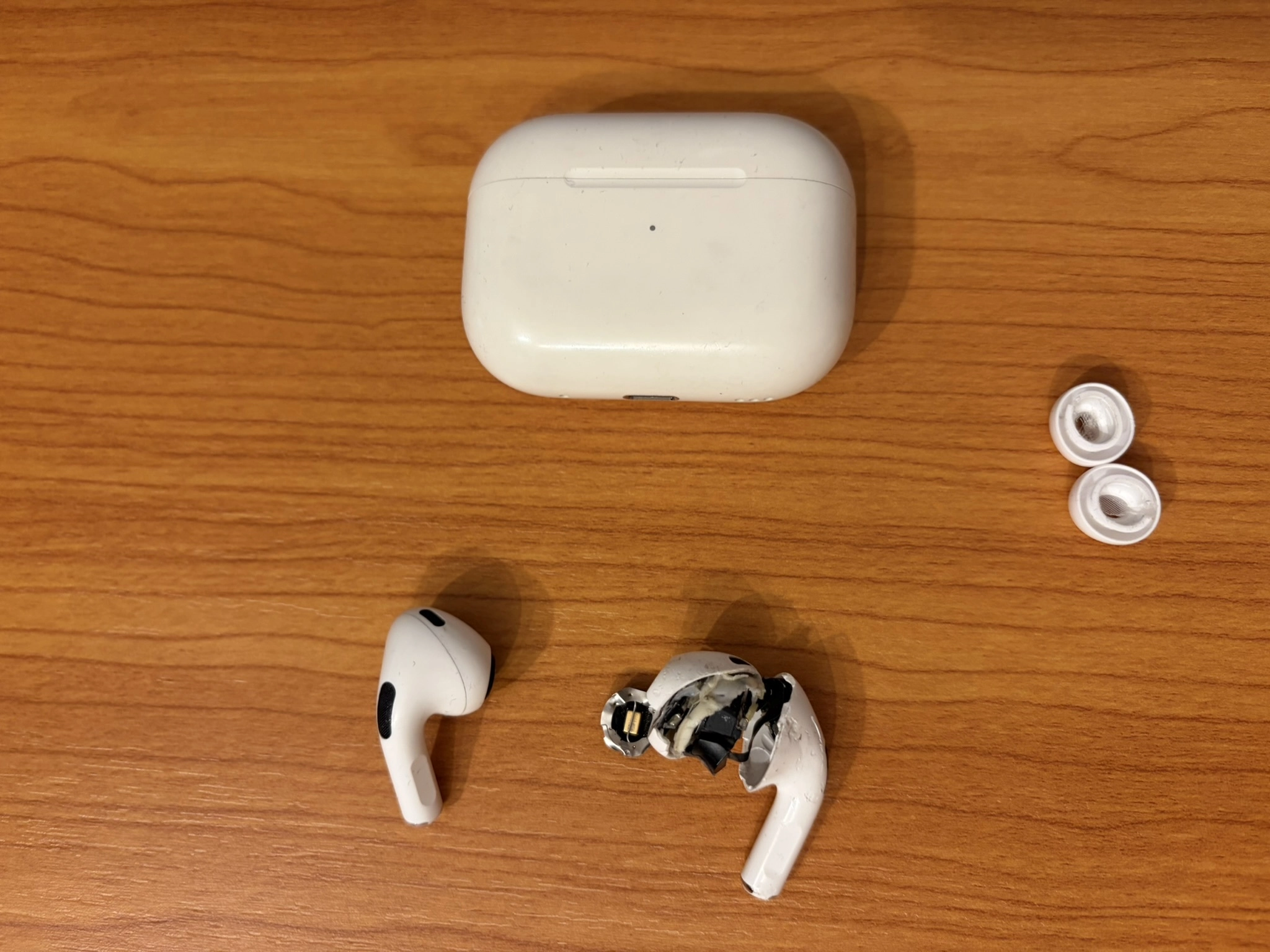 AirPods Pro 3 用のイヤ－ピ－スは AirPods Pro では使えないぞ気をつけろ !